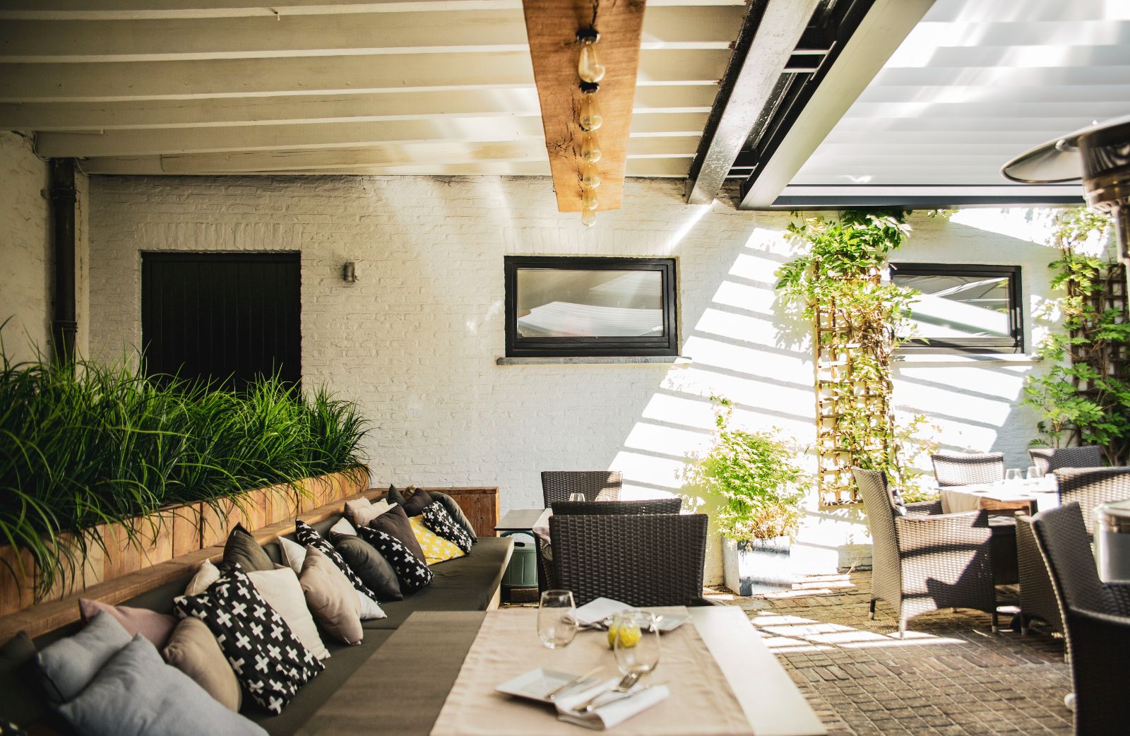 Overdekte lounge op het terras
