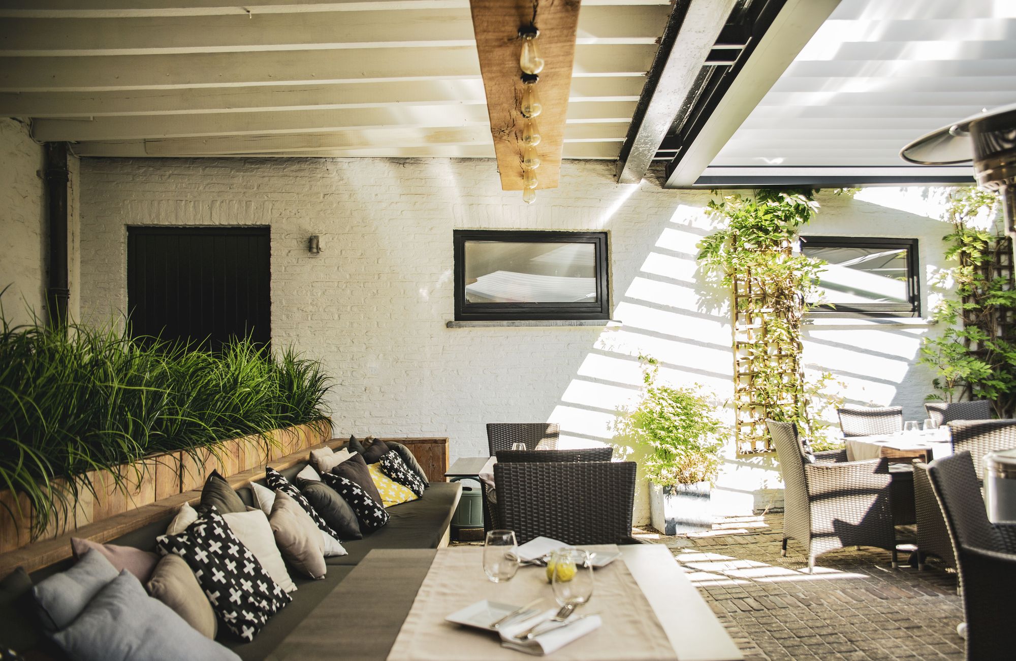 De overdekte lounge op het terras